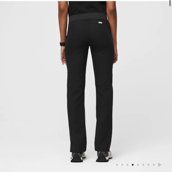 FIGS women’s Kade Cargo Scrub Pants XSTall new with tags BLACK - Picture 3 of 5